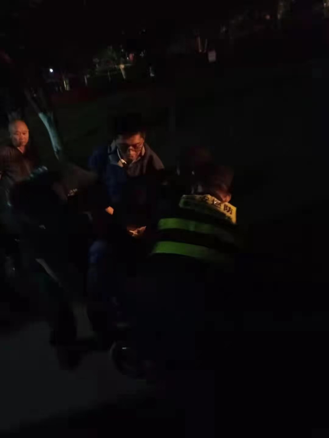 夜间巡逻救助伤病游客！